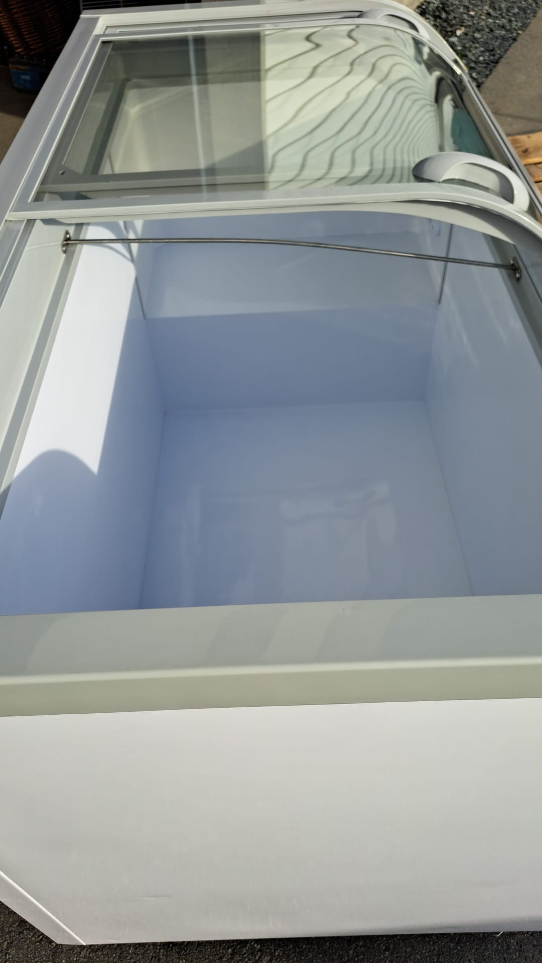 New Air NIF-56-CG 56? Curved Glass Island Freezer