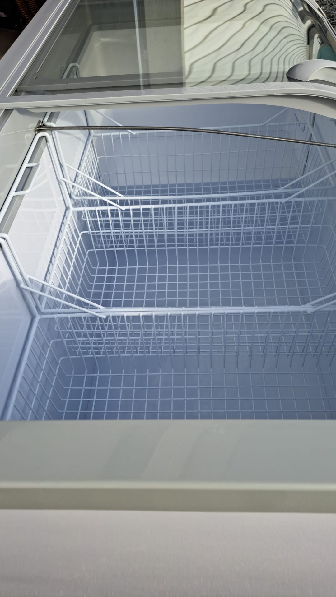 New Air NIF-56-CG 56? Curved Glass Island Freezer