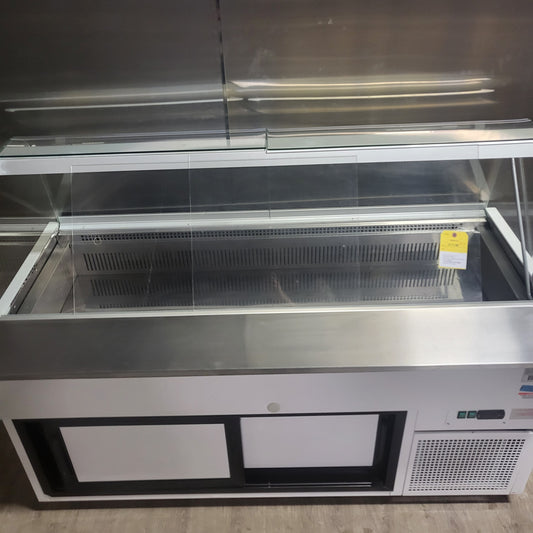 Igloo ESCD67 Refrigerated Salad Table with Curved Front Glass